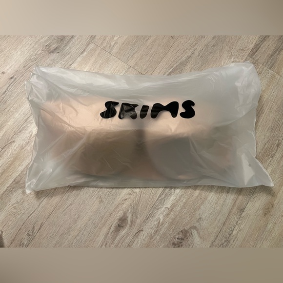 SKIMS Full Coverage Lightly Lined Bra - Picture 3 of 5